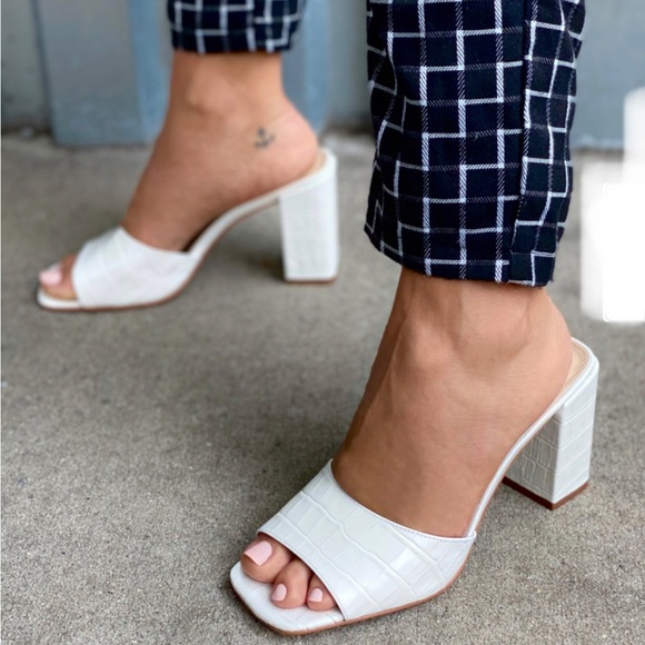 VINCE CAMUTO DAISANA BLOCK-HEEL SANDAL sz 9 - Picture 4 of 7